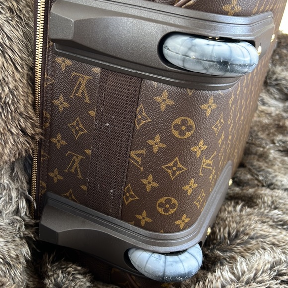 Louis Vuitton suitcase with wheels - Picture 9 of 16
